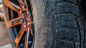 Sparciałe opony – dlaczego są tak niebezpieczne?